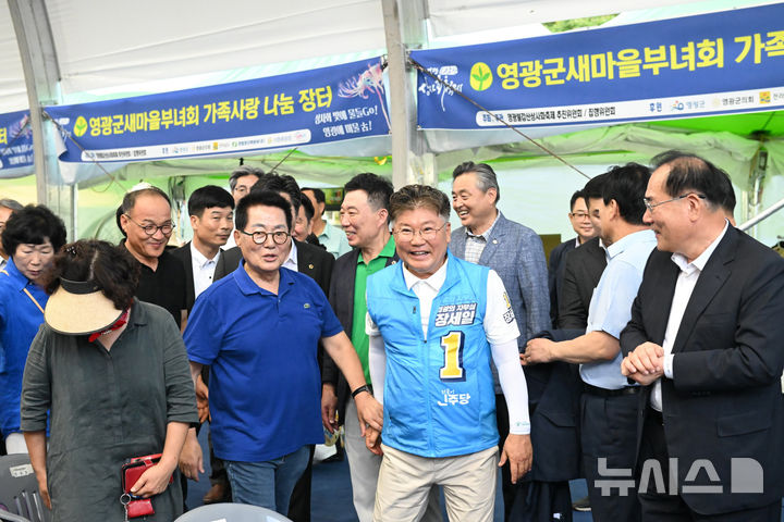 [영광=뉴시스] 박지원 의원과 장세일 영광군수. (사진=뉴시스 DB). photo@newsis.com  *재판매 및 DB 금지