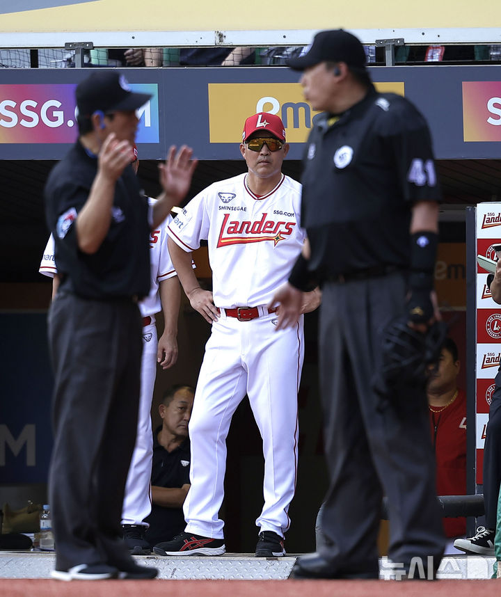 [인천=뉴시스] 정병혁 기자 = 17일 인천 미추홀구 SSG랜더스필드에서 열린 2024 KBO리그 KIA 타이거즈와 SSG 핸더스의 경기, SSG 이숭용 감독이 7회말 1사 주자 1, 2루 상황 SSG 정준재 안타 때 2루 주자 박성한과 KIA 포수 한준수의 충돌 상황에 대한 비디오 판독 결과를 기다리고 있다. 결과는 아웃. 2024.09.17. jhope@newsis.com