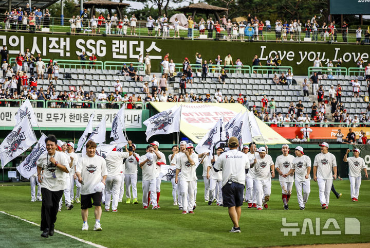 [인천=뉴시스] 정병혁 기자 = 7년 만에 정규시즌 1위를 차지한 KIA 타이거즈 선수들이 17일 인천 미추홀구 SSG랜더스필드에서 열린 2024 KBO리그 정규시즌 우승 세리머니에서  팬들에게 인사를 하고 있다. 2024.09.17. jhope@newsis.com