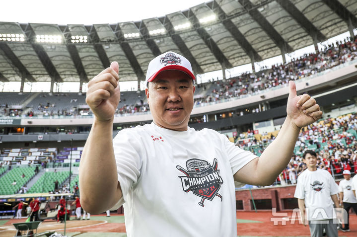 [인천=뉴시스] 정병혁 기자 = 7년 만에 정규시즌 1위를 차지한 KIA 타이거즈 이범호 감독이 17일 인천 미추홀구 SSG랜더스필드에서 열린 2024 KBO리그 정규시즌 우승 세리머니에서 취재진 앞에 포즈를 취하고 있다. 2024.09.17. jhope@newsis.com