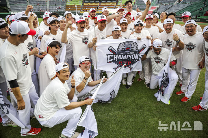 [인천=뉴시스] 정병혁 기자 = 7년 만에 정규시즌 1위를 차지한 KIA 타이거즈 선수들이 17일 인천 미추홀구 SSG랜더스필드에서 열린 2024 KBO리그 정규시즌 우승 세리머니에서  기념사진을 찍고 있다. 2024.09.17. jhope@newsis.com