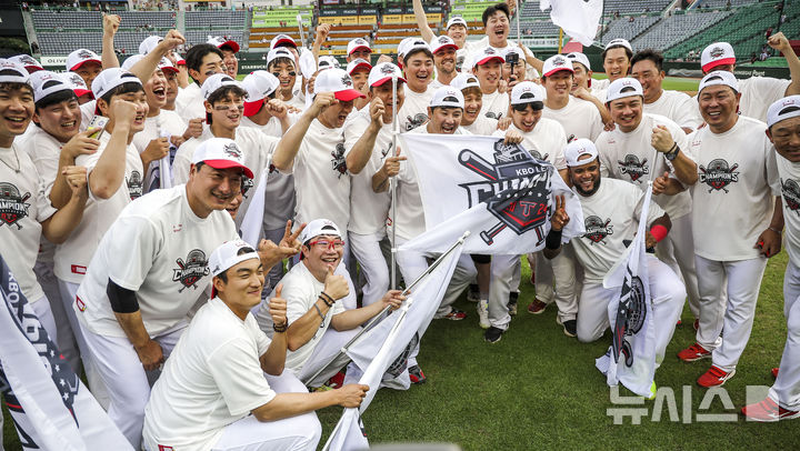 [인천=뉴시스] 정병혁 기자 = 7년 만에 정규시즌 1위를 차지한 KIA 타이거즈 선수들이 17일 인천 미추홀구 SSG랜더스필드에서 열린 2024 KBO리그 정규시즌 우승 세리머니에서  기념사진을 찍고 있다. 2024.09.17. jhope@newsis.com