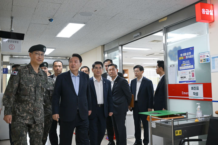 [서울=뉴시스] 조수정 기자 = 윤석열 대통령이 추석 명절인 17일 강원 화천군 육군 15사단을 방문해 의무대대인 '승리의원' 응급실을 방문해 군의 민간의료 지원 현장을 살피고 있다. (사진=대통령실 제공) 2024.09.17. photo@newsis.com *재판매 및 DB 금지