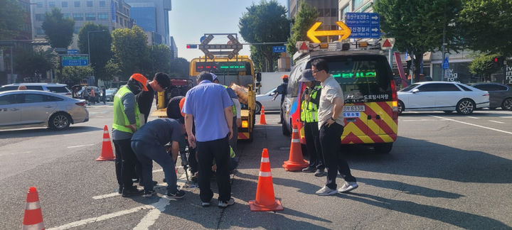 [서울=뉴시스]용산구는 지난 11일 노면하부 탐사로 남영삼거리 도로 밑 빈 구멍을 확인하고 싱크홀 발생 전 긴급 조치했다. 2024.09.18. (사진=용산구 제공) *재판매 및 DB 금지