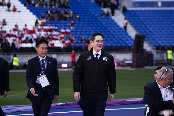 [서울=뉴시스] 15일(현지시간) 프랑스 리옹 소재 그루파마스타디움에서 열린 국제기능올림픽 폐회식에 참석한 이재용 회장이 국가대표 선수단을 격려하기 위해 이동하는 모습. (사진=삼성전자 제공) photo@newsis.com *재판매 및 DB 금지