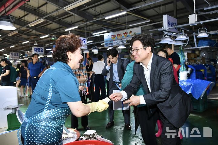 [김포=뉴시스] 정일형 기자 = 김병수 시장은 최근 대명항을 방문해 상인들과 애로사항을 청취했다. (사진은 김포시 제공) 