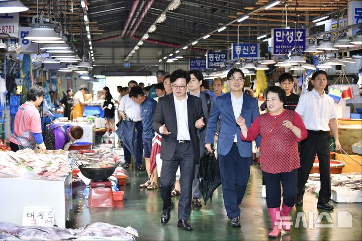 [김포=뉴시스] 정일형 기자 = 김병수 시장은 최근 대명항을 방문해 상인들과 애로사항을 청취했다. (사진은 김포시 제공)