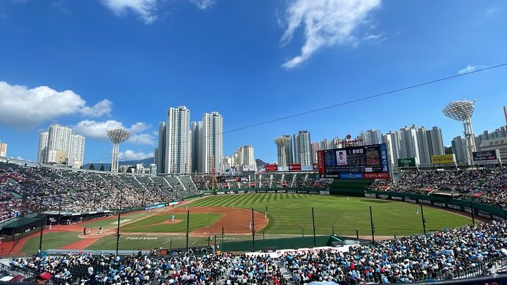 [부산=뉴시스] 17일 오후 부산 동래구 사직야구장에서 열린 2024 KBO리그 롯데 자이언츠와 LG 트윈스 경기 전경. (사진=독자 제공) 2024.09.18. photo@newsis.com *재판매 및 DB 금지