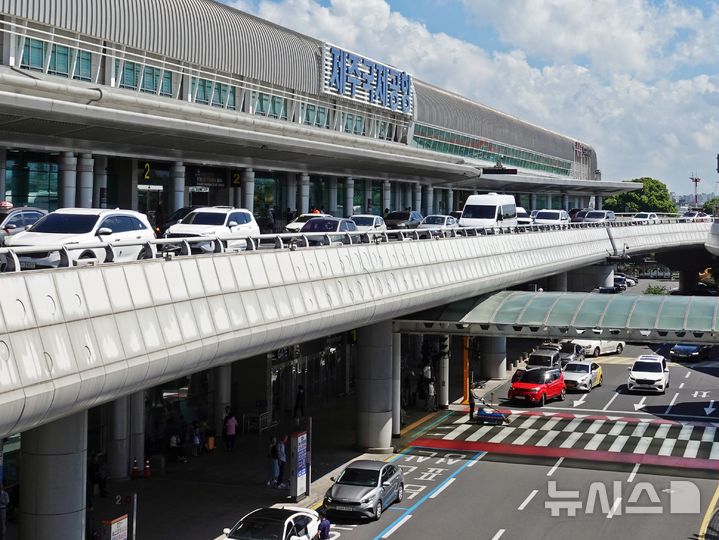 [제주=뉴시스] 오영재 기자 = 추석 연휴 마지막 날인 18일 오전 제주국제공항 고가도로에 렌터카와 승용차들이 밀려 오고 있다. oyj4343@newsis.com 