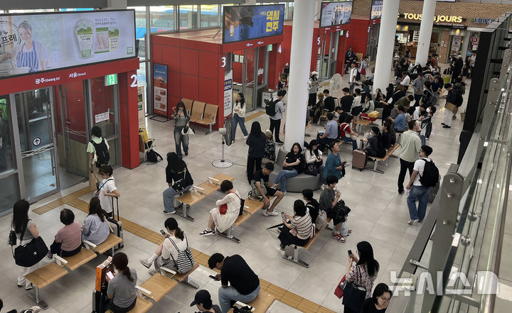 [전주=뉴시스] 강경호 기자 = 추석 연휴 마지막 날인 18일 전북 전주시 고속버스터미널 대합실에서 귀경객들이 버스를 기다리고 있다. 2024.09.18. lukekang@newsis.com