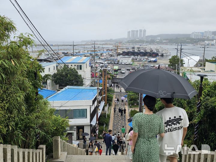 [포항=뉴시스] 송종욱 기자 = 경북 포항시는 추석 연휴 기간 포항의 주요 관광 명소인 포항스페이스워크, 구룡포 일본인 가옥거리, 호미곶 해맞이 광장과 드라마 '동백꽃 필 무렵', '갯마을 차차차' K-드라마 촬영지에 13만 명의 관광객이 방문한 것으로 집계했다. 사진은 포항시 남구 구룡포읍 '동백꽃 필 무렵' 속 드라마 배경 장소인 구룡포 일본인 가옥 거리 중앙 계단 모습. 2024.09.18. sjw@newsis.com