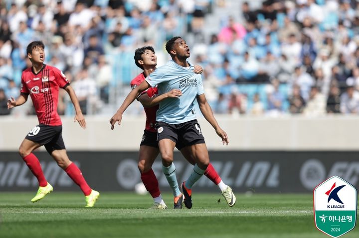 [서울=뉴시스] 프로축구 K리그1 대구FC의 에드가(오른쪽). (사진=한국프로축구연맹 제공) *재판매 및 DB 금지