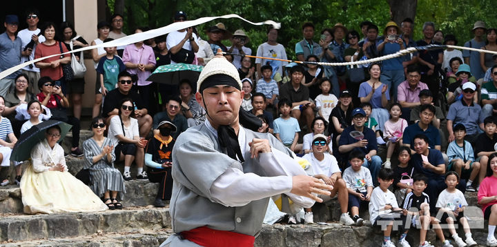 [용인=뉴시스] 김종택 기자 = 추석 연휴 마지막날인 18일 경기도 용인시 한국민속촌을 찾은 시민들이 전통공연을 관람하고 있다. 2024.09.18. jtk@newsis.com