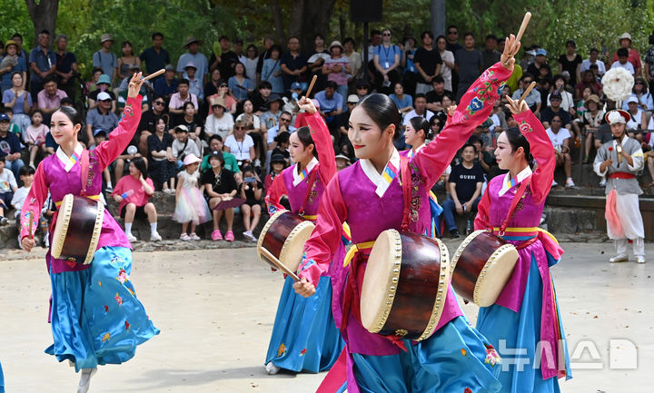 [용인=뉴시스] 김종택 기자 = 추석 연휴 마지막날인 18일 경기도 용인시 한국민속촌을 찾은 시민들이 전통공연을 관람하고 있다. 2024.09.18. jtk@newsis.com