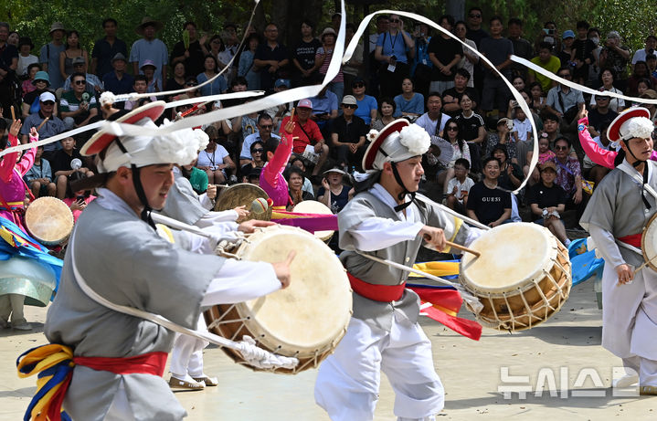 [용인=뉴시스] 김종택 기자 = 추석 연휴 마지막날인 18일 경기도 용인시 한국민속촌을 찾은 시민들이 전통공연을 관람하고 있다. 2024.09.18. jtk@newsis.com