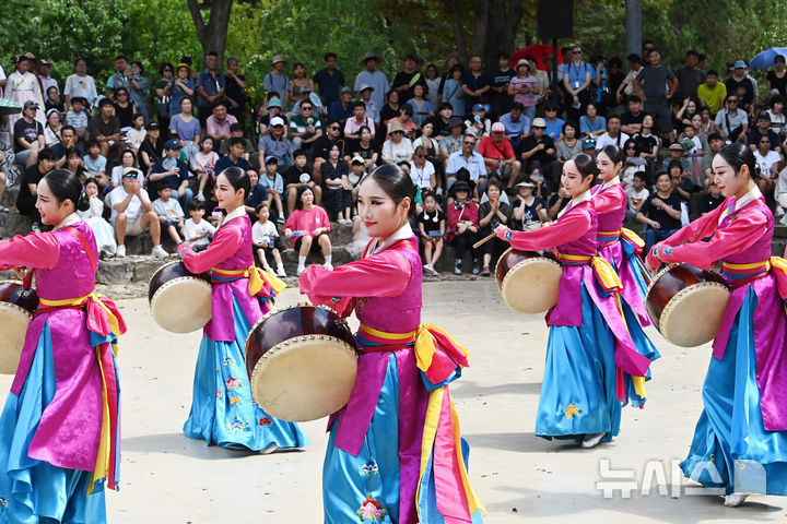 [용인=뉴시스] 김종택 기자 = 추석 연휴 마지막날인 18일 경기도 용인시 한국민속촌을 찾은 시민들이 전통공연을 관람하고 있다. 2024.09.18. jtk@newsis.com