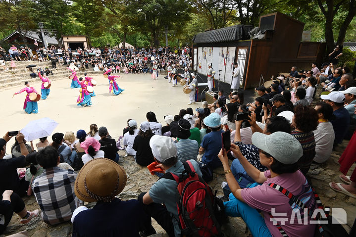 [용인=뉴시스] 김종택 기자 = 추석 연휴 마지막날인 18일 경기도 용인시 한국민속촌을 찾은 시민들이 전통공연을 관람하고 있다. 2024.09.18. jtk@newsis.com