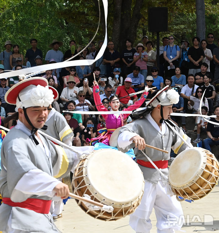 [용인=뉴시스] 김종택 기자 = 추석 연휴 마지막날인 18일 경기도 용인시 한국민속촌을 찾은 시민들이 전통공연을 관람하고 있다. 2024.09.18. jtk@newsis.com