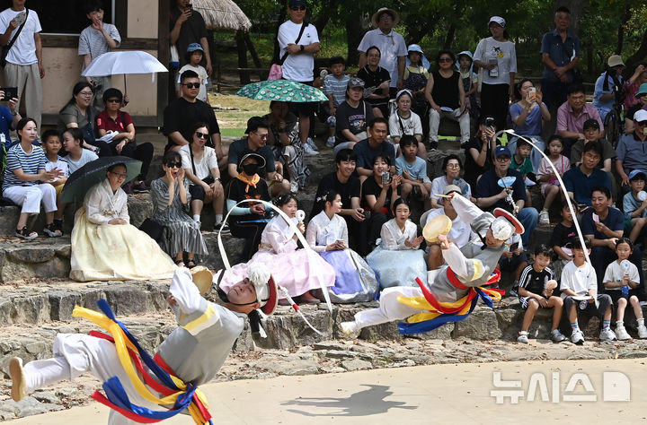 [용인=뉴시스] 김종택 기자 = 추석 연휴 마지막날인 18일 경기도 용인시 한국민속촌을 찾은 시민들이 전통공연을 관람하고 있다. 2024.09.18. jtk@newsis.com