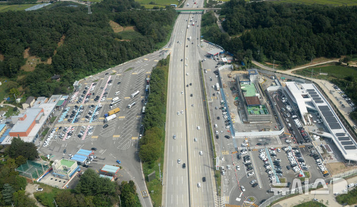 [익산=뉴시스] 김얼 기자 = 추석 연휴 마지막 날인 18일 전북 익산시 상공에서 바라본 호남고속도로가 한산한 모습을 보이고 있다. (촬영협조=전북경찰청 항공대 항공대장 윤충한 경감, 김민수 경위, 박순호 경위) 2024.09.18. pmkeul@newsis.com