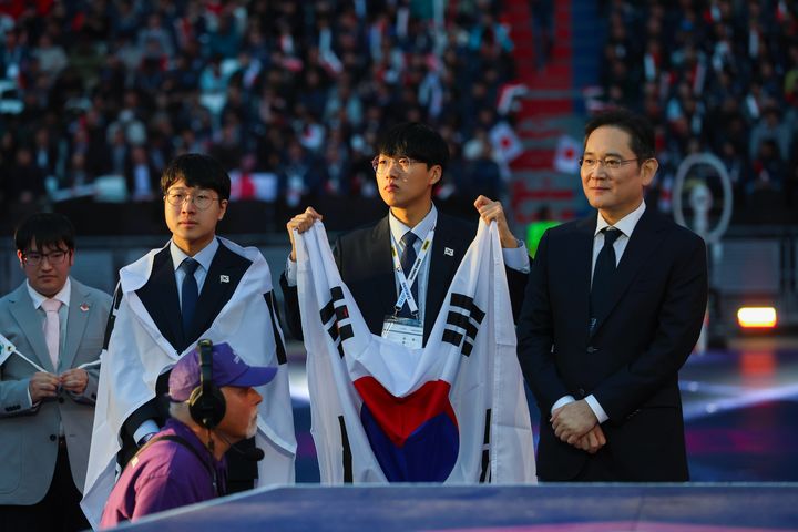 [서울=뉴시스] 조수정 기자 = 이재용 삼성전자 회장이 15일(현지시각) 프랑스 리옹 소재 그루파마스타디움에서 열린 국제기능올림픽 폐회식에 참석, 메달 시상을 준비하고 있다.   (사진=삼성전자 제공) 2024.09.18. photo@newsis.com *재판매 및 DB 금지