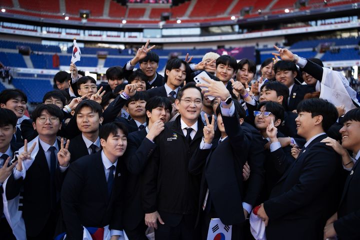 [서울=뉴시스] 조수정 기자 = 이재용 삼성전자 회장이 15일(현지시각) 프랑스 리옹  그루파마스타디움에서 열린 국제기능올림픽 폐회식에 참석, 국가대표 선수단과 셀피를 촬영하고 있다. (사진=삼성전자 제공) 2024.09.18. photo@newsis.com *재판매 및 DB 금지