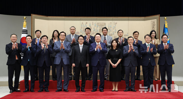 [서울=뉴시스] 최진석 기자 = 윤석열 대통령이 18일 서울 용산 대통령실 청사에서 심우정 검찰총장에게 임명장을 수여 뒤 심 검찰총장 부부를 비롯한 참모진과 기념촬영하고 있다. 앞줄 왼쪽부터 전광삼 시민사회수석, 이도운 홍보수석, 성태윤 정책실장, 정진석 비서실장, 심 검찰총장, 윤 대통령, 심 검찰총장 부인 김성은 씨, 신원식 국가안보실장, 김주현 민정수석, 왕윤종 국가안보실 3차장, 뒷줄 왼쪽부터 박종준 대통령경호처장 , 유혜미 저출생대응수석, 박상욱 과학기술수석, 장상윤 사회수석, 김태효 국가안보실 1차장, 인성환 국가안보실 2차장, 이정민 인사제도비서관, 정혜전 대변인. (대통령실통신사진기자단) 2024.09.18. myjs@newsis.com