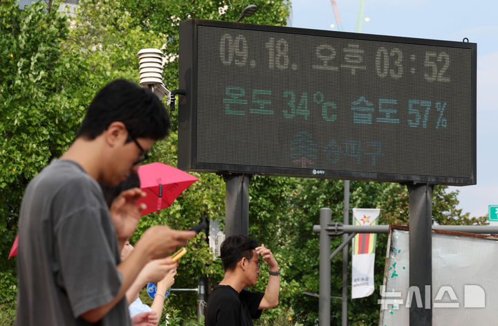 [서울=뉴시스] 김명년 기자 = 서울에 폭염경보가 내려진 18일 오후 서울 송파구 잠실네거리 전광판에 기온이 표시돼 있다. 2024.09.18. kmn@newsis.com