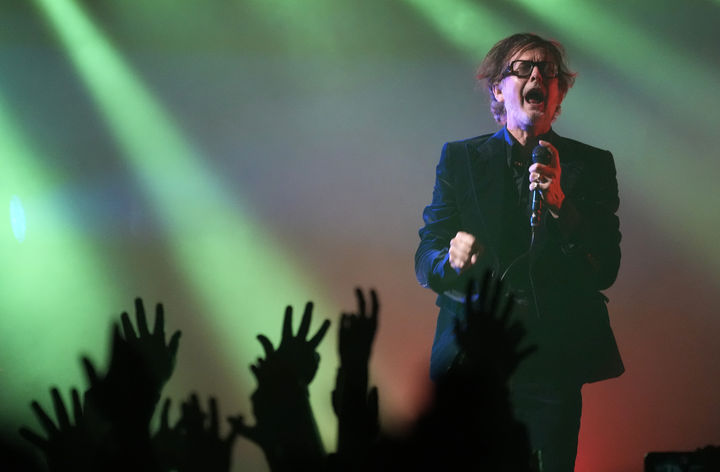 [LA=AP/뉴시스] 영국 밴드 '펄프(Pulp)'의 프런트맨 자비스 코커(Jarvis Cocker)가 2024년 9월1일 미국 로스앤젤레스 홀리 우드 팔라디움에서 공연하고 있다.