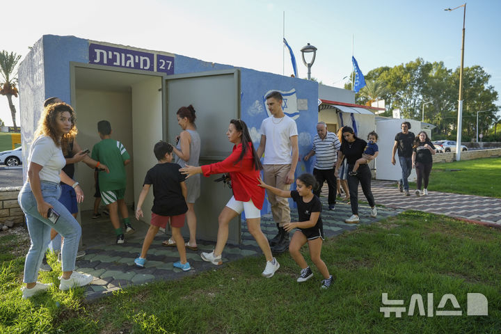 [나하리야=AP/뉴시스] 19일(현지시각) 이스라엘 북부 나하리야에서 주민들이 공습경보가 울리자 방공호로 대피하고 있다. 2024.09.20.