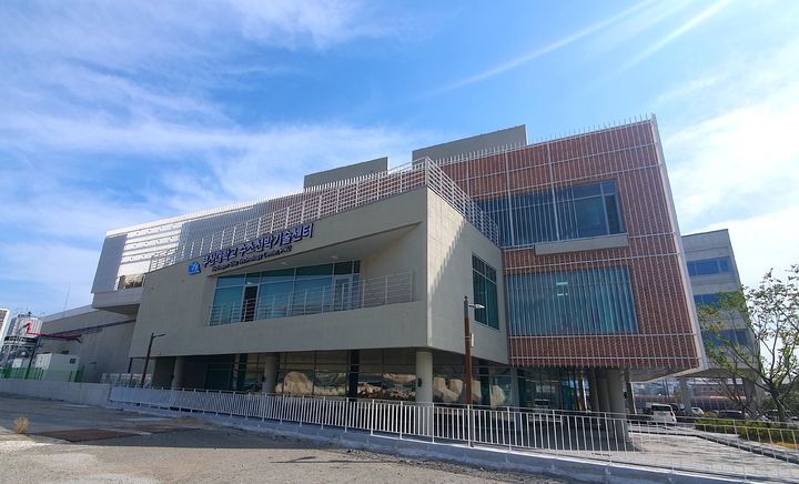 [부산=뉴시스] 우암부두 해양산업클러스터 부지에 20일 국내 처음으로 문을 여는 친환경 수소연로선박 R&D 플랫폼(사진=부산시 제공) 2024.09.19. photo@newsis.com *재판매 및 DB 금지