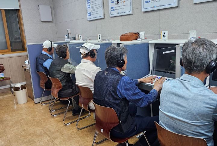 [서울=뉴시스]한국교통안전공단 부산본부 운전적성정밀검사장에서 만65세 이상 고령운수종사자들이 자격유지검사를 받는 모습. 2024.09.19. (사진=교통안전공단 제공) photo@newsis.com  *재판매 및 DB 금지