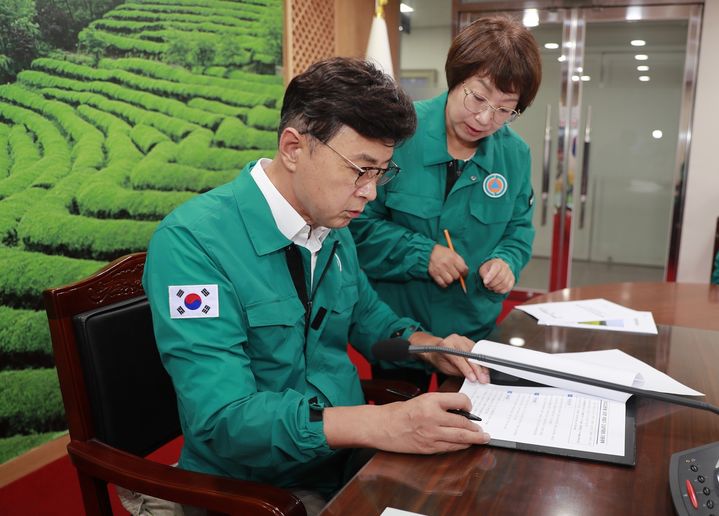 [보성=뉴시스] 김철우 전남 보성군수가 19일 청사에서 벼멸구 방제 약제비 지원을 위한 관련 서류를 살펴보고 있다. (사진 = 보성군 제공). 2024.09.19. photo@newsis.com *재판매 및 DB 금지