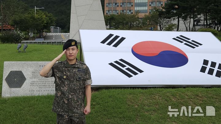 [서울=뉴시스]전역 신고하는 파리올림픽 사격 은메달리스트 조영재. (사진=국군체육부대 제공)