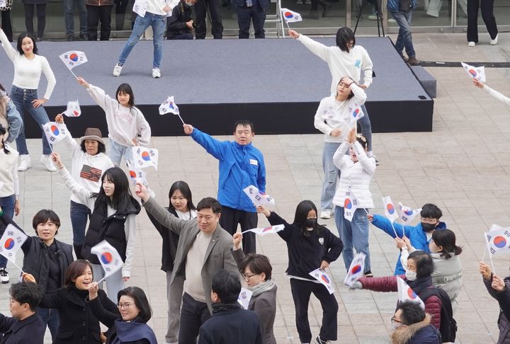 [수원=뉴시스] 경기 수원컨벤션센터에서 열린 '3.1절' 기념식 행사에서 이필근 이사장(사진 가운데 파란색 상의)이 태극기를 들고 있다. (사진=수원컨벤션센터 제공) 2024.09.19. photo@newsis.com *재판매 및 DB 금지