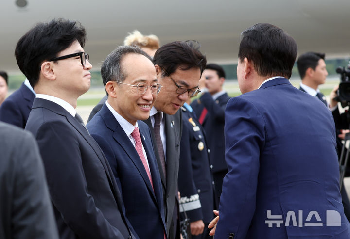 [성남=뉴시스] 조수정 기자 = 체코를 공식 방문하는 윤석열 대통령이 19일 성남 서울공항에 도착해 환송 나온 정진석 비서실장, 국민의힘 한동훈 대표, 추경호 원내대표 인사하고 있다. 2024.09.19. chocrystal@newsis.com