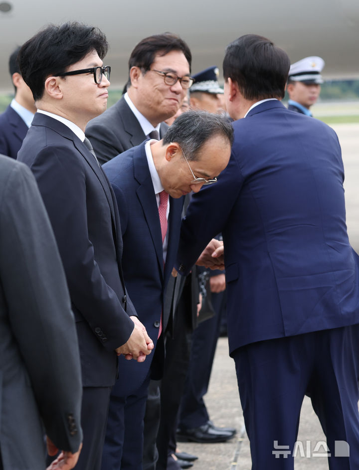 [성남=뉴시스] 조수정 기자 = 체코를 공식 방문하는 윤석열 대통령이 19일 성남 서울공항에 도착해 환송 나온 정진석 비서실장, 국민의힘 한동훈 대표, 추경호 원내대표 인사하고 있다. 2024.09.19. chocrystal@newsis.com