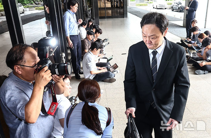 [서울=뉴시스] 김근수 기자 = 류광진 티몬 대표가 19일 오전 서울 서초구 서울중앙지방검찰청에서 사기 혐의 피의자 신분으로  조사를 받기 위해 출석하고 있다. 2024.09.19. ks@newsis.com