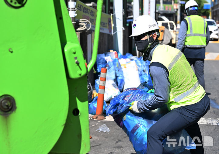 [광주=뉴시스] 이영주 기자 = 추석 연휴를 보내고 일상이 시작된 19일 오전 광주 서구 양동시장에서 광주서구시설관리공단 청소요원들이 종량제쓰레기봉투에 담긴 쓰레기를 수거하고 있다. 2024.09.19. leeyj2578@newsis.com