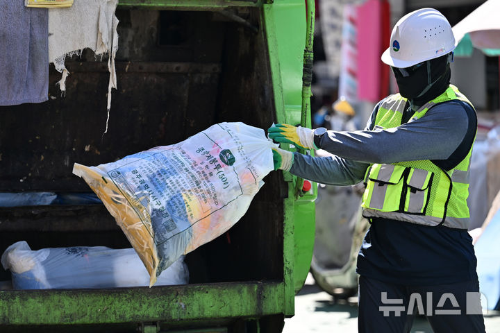 [광주=뉴시스] 이영주 기자 = 추석 연휴를 보내고 일상이 시작된 19일 오전 광주 서구 양동시장에서 광주서구시설관리공단 청소요원들이 종량제 봉투에 담긴 쓰레기를 수거하고 있다. 2024.09.19. leeyj2578@newsis.com