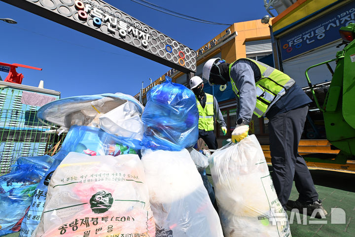 [광주=뉴시스] 이영주 기자 = 추석 연휴를 보내고 일상이 시작된 19일 오전 광주 서구 양동시장에서 광주서구시설관리공단 청소요원들이 종량제 봉투에 담긴 쓰레기를 수거하고 있다. 2024.09.19. leeyj2578@newsis.com