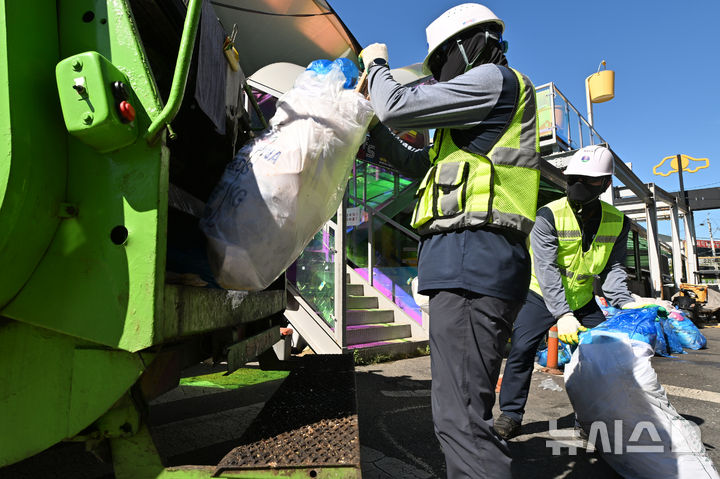 [광주=뉴시스] 이영주 기자 = 지난 19일 오전 광주 서구 양동시장에서 광주서구시설관리공단 청소요원들이 종량제 봉투에 담긴 쓰레기를 수거하고 있다. 2024.09.19. leeyj2578@newsis.com