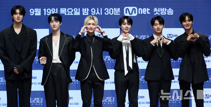 [서울=뉴시스] 김혜진 기자 = 그룹 템페스트가 19일 오전 서울 강남구 엘리에나 호텔에서 열린 Mnet 예능 프로그램 '로드 투 킹덤' 제작발표회에서 포즈를 취하고 있다. 지난 2020년 첫 방송됐던 '로드 투 킹덤'이 2024년 리브랜딩을 거쳐 새롭게 돌아오는 것. 그룹 샤이니 태민이 단독 MC로 나서는 가운데 그룹 더뉴식스 더크루원 에잇턴 원어스 유나이트 크래비티 템페스트 총 7팀이 출격한다. 2024.09.19. jini@newsis.com