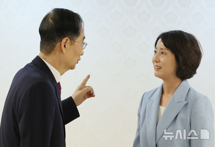 [서울=뉴시스] 김명원 기자 = 한덕수 국무총리가 19일 오전 서울 종로구 정부서울청사에서 이영(오른쪽) 청년정책조정위원회 민간 부위원장에게 위촉장을 수여한 후 대화하고 있다. 2024.09.19. kmx1105@newsis.com