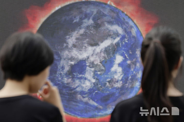 [서울=뉴시스] 최동준 기자 = 19일 서울 서대문구 유플렉스 앞 스타광장에서 그린피스 서울사무소가 GDP 맹신의 부작용을 알리는 퍼포먼스를 위해 설치한 전광판에 뜨거운 지구를 묘사한 화면이 나오고 있다. 2024.09.19. photocdj@newsis.com