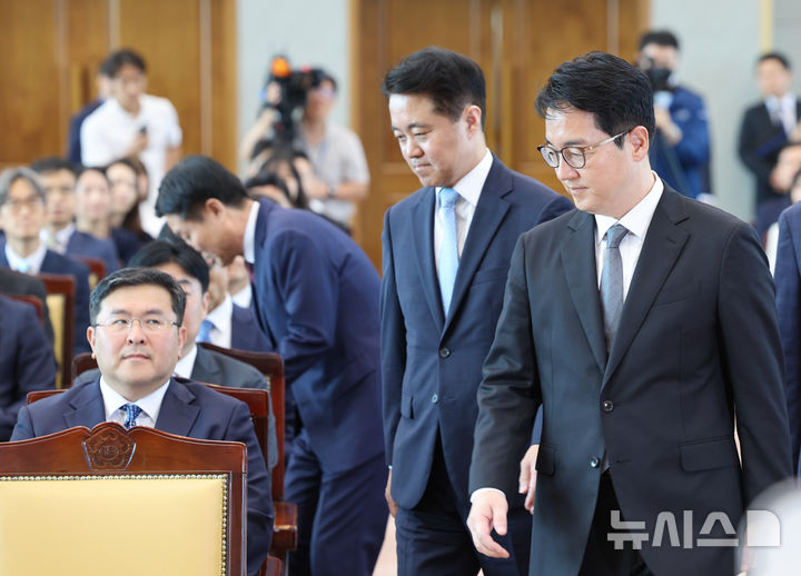 [서울=뉴시스] 김근수 기자 = 심우정 신임 검찰총장이 19일 오전 서울 서초구 대검찰청에서 열린 제46대 검찰총장 취임식장으로 이동하고 있다. 2024.09.19. ks@newsis.com