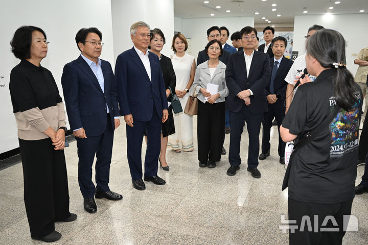 [광주=뉴시스] 박기웅 기자 = 문재인 전 대통령 부부가 19일 오전 강기정 광주시장 부부와 광주 북구 광주비엔날레 전시장을 방문해 작품 관람 전 도슨트로부터 설명을 듣고 있다. 2024.09.19. pboxer@newsis.com