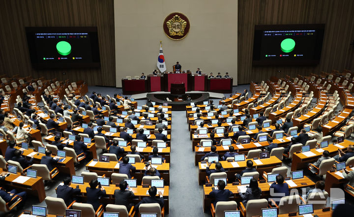 [서울=뉴시스] 권창회 기자 = 19일 오후 서울 여의도 국회에서 열린 제418회국회(정기회) 제8차 본회의에서 국민의힘 불참 속에 김건희 특검법이 통과되고 있다. 2024.09.19. kch0523@newsis.com