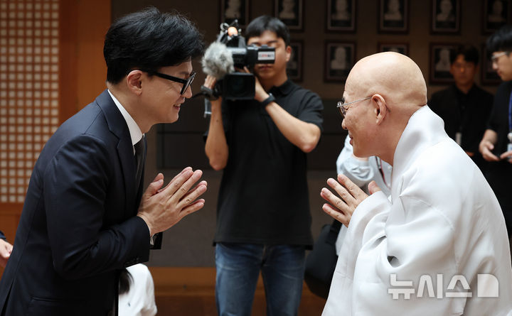 [서울=뉴시스] 이영환 기자 = 한동훈 국민의힘 대표가 19일 오후 서울 종로구 한국불교역사 문화기념관에서 조계종 총무원장 진우스님과 인사를 나누고 있다. 2024.09.19. 20hwan@newsis.com