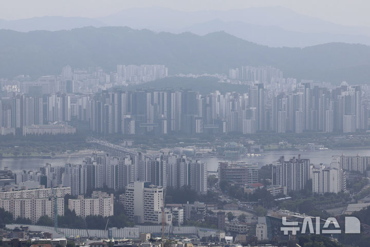 [서울=뉴시스] 최동준 기자 = 한국부동산원이 발표한 8월 전국 주택가격동향 조사에 따르면 서울 아파트값 상승 폭이 전달보다 커지면서 2018년 9월 이후 최고 상승률을 기록했다.  사진은 19일 서울 남산공원에서 바라본 서울 시내 아파트 단지 모습. 2024.09.19. photocdj@newsis.com